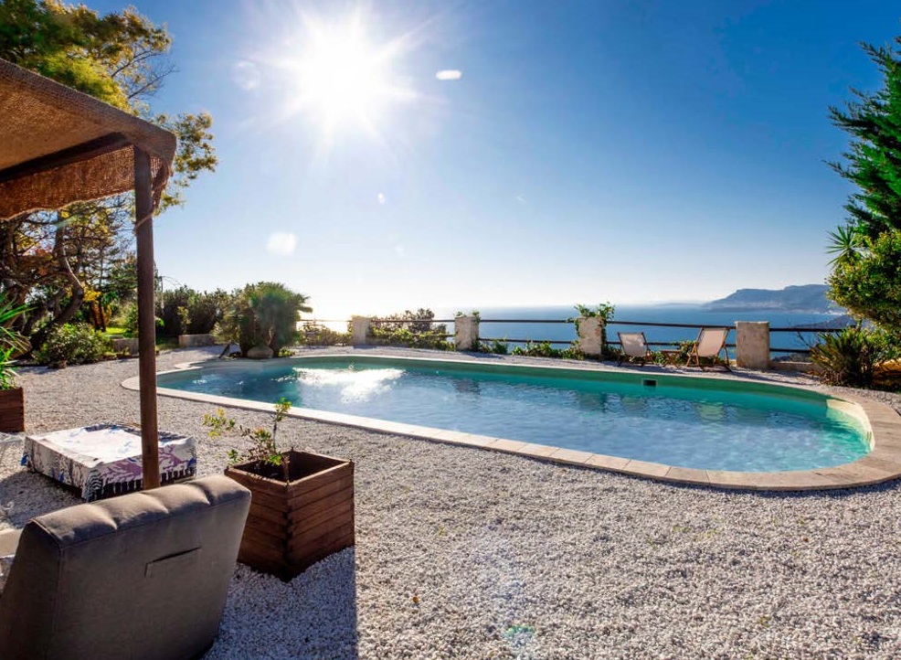 poolsidewithviews